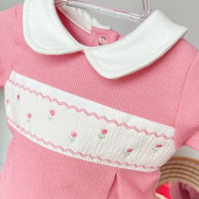 Macacão Tricotil (Tricot 100% Algodão) com Gola e Bordado - Rosa Flores Macacão Tricotil (Tricot 100% Algodão) com Gola e Bordado - Rosa Flores